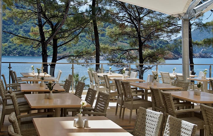 Ocean-facing dining tables at Coin de Meer